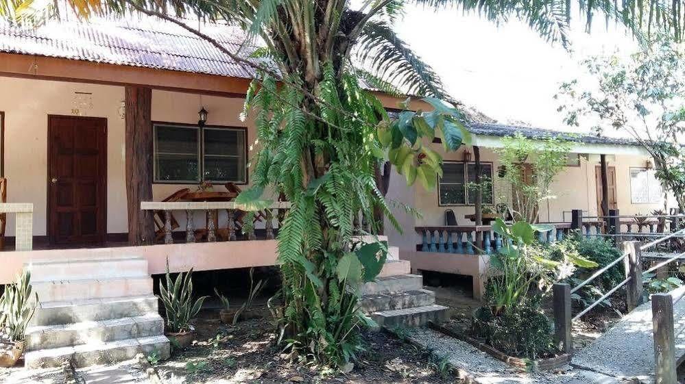 Subtawee Resort Surat Thani Bagian luar foto