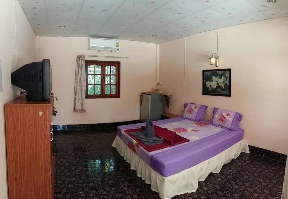 Subtawee Resort Surat Thani Bagian luar foto