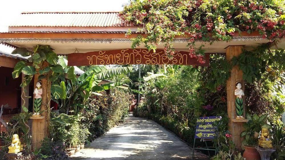 Subtawee Resort Surat Thani Bagian luar foto